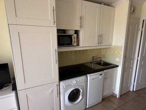 Photo de la galerie de l'établissement Confortable T2 avec piscine, parking et Wi-Fi, proche plages - 4 pers - FR-1-768-97, à La Garonnette-Plage