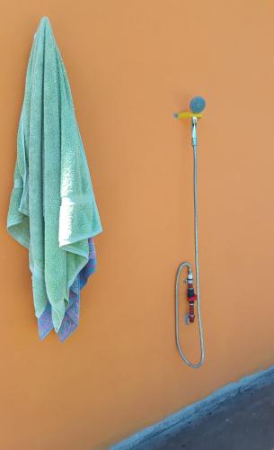 a green towel hanging on a wall with a shower at Casa Quinta San Pedro in San Pedro