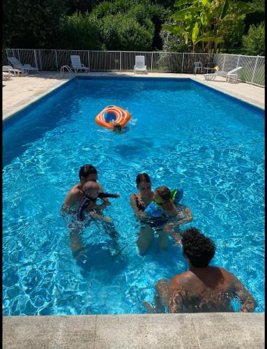 un groupe de personnes jouant dans une piscine dans l'établissement Pool studio, terrace, garden, à Cagnes-sur-Mer