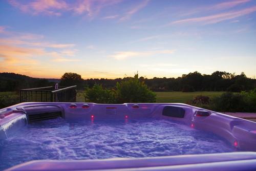 un bain à remous dans l'établissement Gites Boutique, à Villamblard