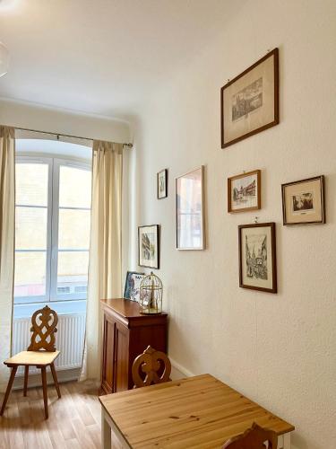 un salon avec une table et une fenêtre dans l'établissement Chez Mamema, à Colmar