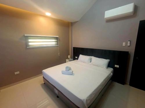 Ένα ή περισσότερα κρεβάτια σε δωμάτιο στο Manu-Manu Homestay