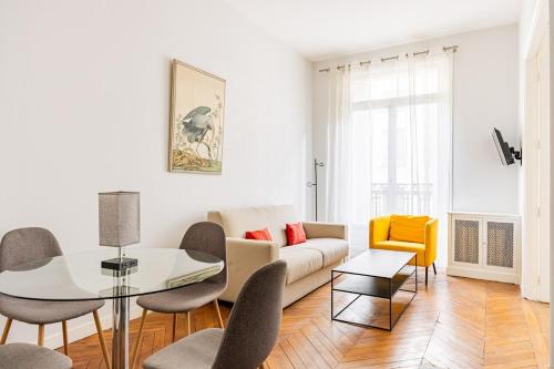 un salon avec un canapé, une table et des chaises dans l'établissement 4P apartment #Jardin Luxembourg#Montparnasse#Paris 6, à Paris