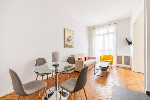 un salon avec une table, des chaises et un canapé dans l'établissement 4P apartment #Jardin Luxembourg#Montparnasse#Paris 6, à Paris