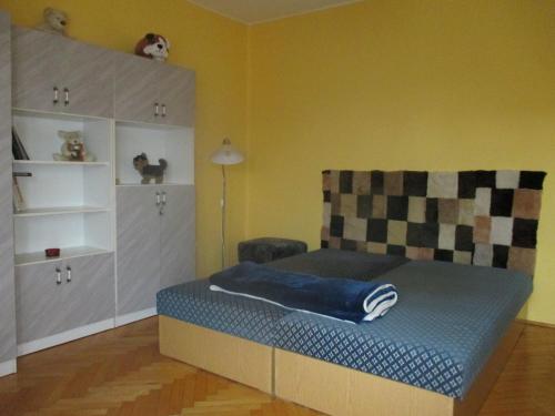 - une petite chambre avec un lit et une chaise dans l'établissement Nelli Vendégház, à Gyenesdiás
