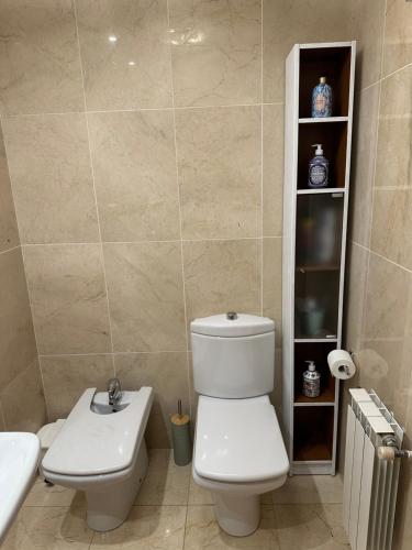 a bathroom with a toilet and a sink at Alojamiento SantaMaria IV in Milladoiro