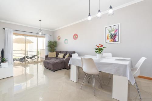 BnB Homes White Rose Garden Apartment with 2 Terraces & 2 Swimming Pools