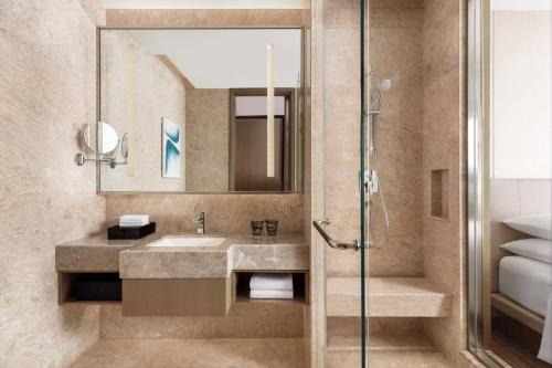 Ένα μπάνιο στο Courtyard by Marriott Yinchuan