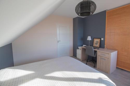 Ein Bett oder Betten in einem Zimmer der Unterkunft La Houlette