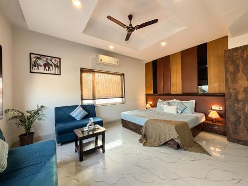 ハリドワールにあるHotel Shoolin Suites Boutique Haridwarのベッドとソファのある寝室