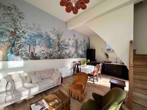 - un salon orné d'une grande peinture murale dans l'établissement Jolie maison avec jardin proche du centre ville mais au calme comme à la campagne, à Tours