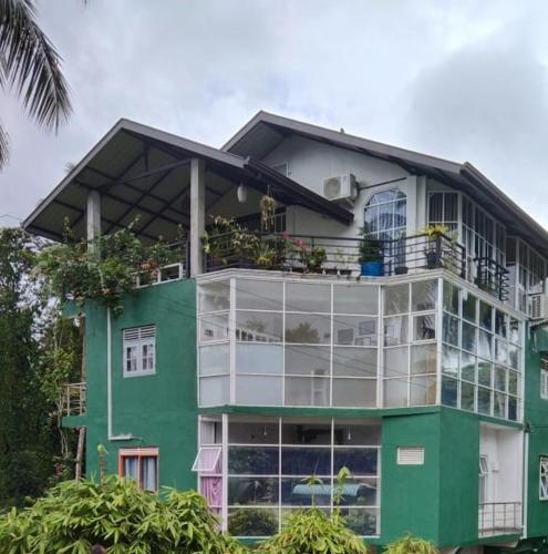 El edificio en el que está la habitación en casa particular