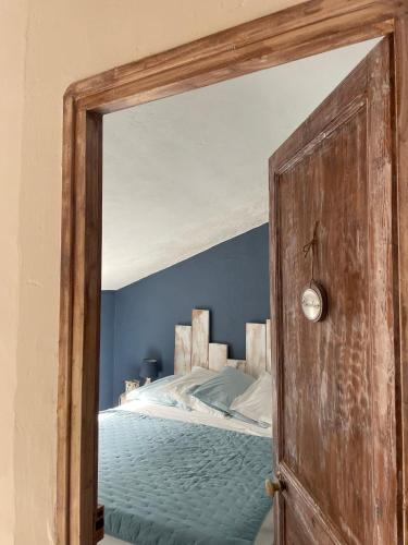 a bedroom with a bed with blue walls at Gite au cœur des vignes in Béziers