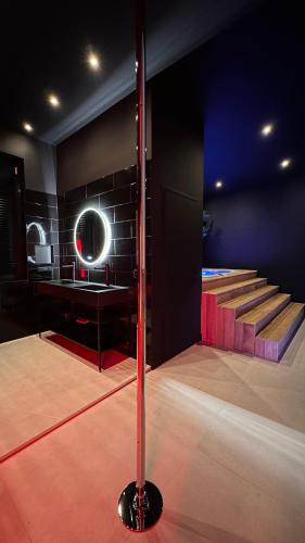 Cette chambre comprend un escalier, une table et un miroir. dans l'établissement La Chambre d'Anastasia, à Nice