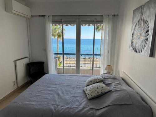 une chambre avec un lit avec vue sur l'océan dans l'établissement Equipped sea view apartment with terrace, à Menton