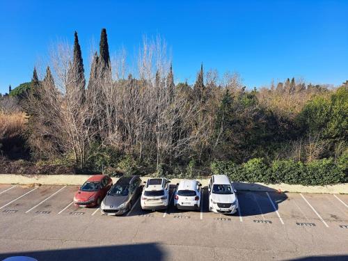 ナルボンヌにあるstudio proche Narbonne centreの駐車場に停車した車列