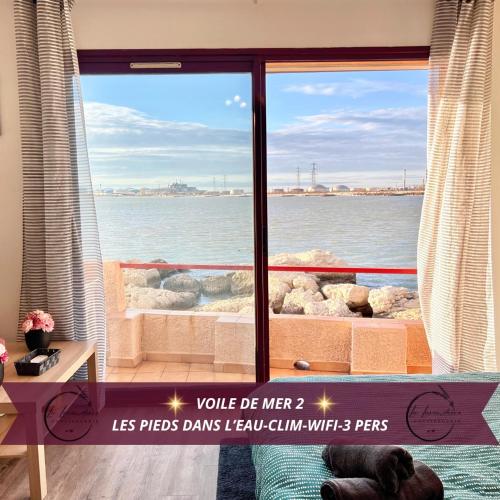 une grande fenêtre avec vue sur l'eau dans l'établissement Voile de Mer - 2 Studios Bord de Mer, 2 SDB, CLIM, 5 personnes, à Fos-sur-Mer