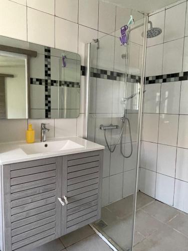 une salle de bain avec une douche avec un lavabo et une douche dans l'établissement Love room option jacouzzi à la mer, à Saint-Cyr-sur-Mer