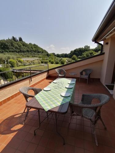 Imagen de la galería de Casa Ghirlanda con Piscina e Campo da Tennis, en Lazise