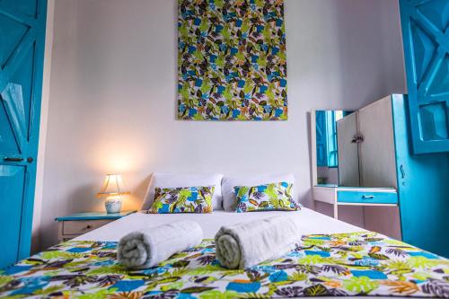 a bedroom with a bed with towels on it at Hotel Kasa Dokari in Honda