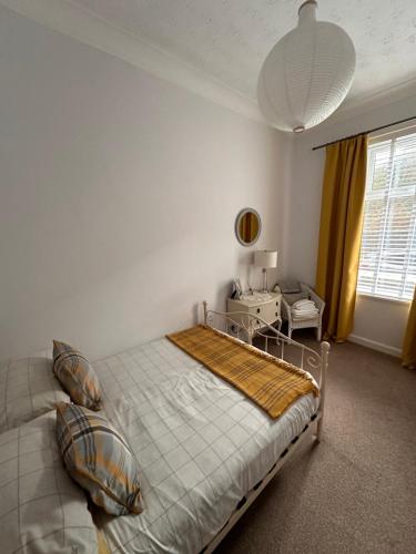 Ένα ή περισσότερα κρεβάτια σε δωμάτιο στο Castle Brae Apartment