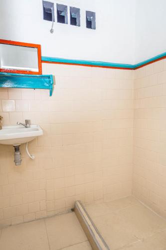 a bathroom with a sink and a mirror at Hotel Kasa Dokari in Honda