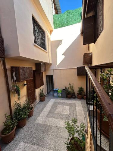 Balkoni atau teres di Şirvani Konağı