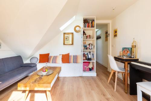 un salon avec un canapé et une table dans l'établissement Harmonie sous Elegance au Marais, à Paris