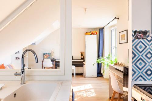 - une cuisine avec une baignoire et un lavabo dans la chambre dans l'établissement Harmonie sous Elegance au Marais, à Paris