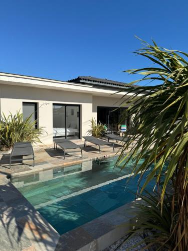 une piscine devant une villa dans l'établissement Villa spacieuse piscine 350 m de la plage, au Grau-dʼAgde