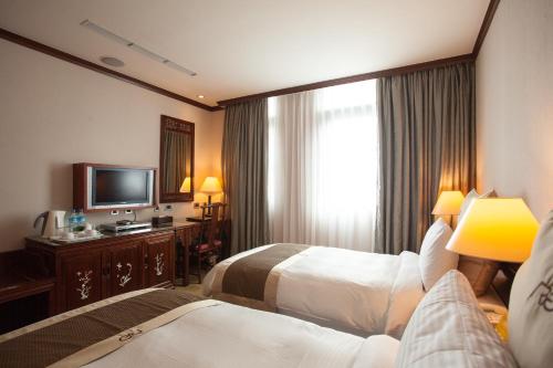 TV a/nebo společenská místnost v ubytování Rich Garden Hotel