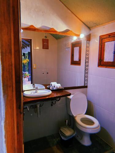 a bathroom with a toilet and a sink at Larica Hostel in Barra de Valizas