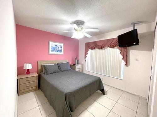 Un dormitorio con una cama y un televisor de pantalla plana. en 1629 Oak Hill Trail, en San Angelo