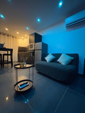 un salon avec un canapé et une table dans l'établissement La villa les Bermudes, à Wasnes-au-Bac