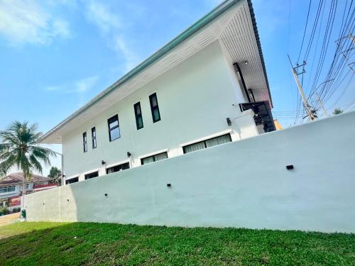 Το κτήριο όπου στεγάζεται  η βίλα