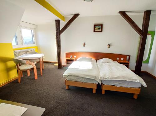 Postel nebo postele na pokoji v ubytování Hôtel Restaurant Roess