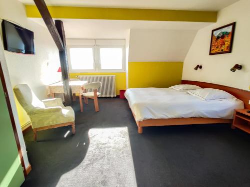Postel nebo postele na pokoji v ubytování Hôtel Restaurant Roess