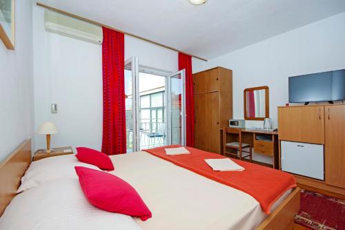 En eller flere senge i et værelse på Villa Antonia