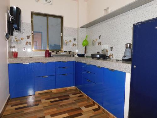 Кухня или мини-кухня в Shiv Sarana Homestayz
