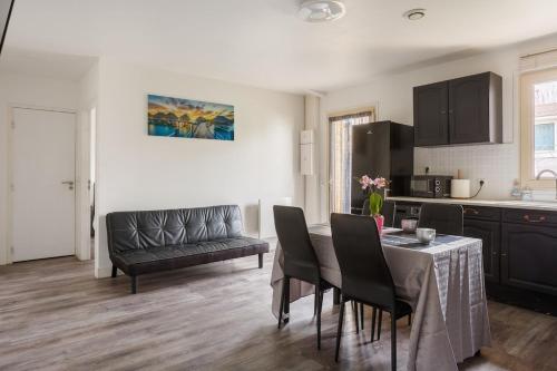 una cucina e un soggiorno con tavolo e sedie di L'escapade parisienne ad Aulnay-sous-Bois