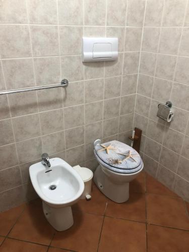a bathroom with a toilet and a sink at Appartamento San Teodoro III in San Teodoro