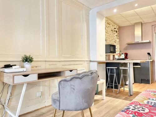 - une cuisine avec un bureau et une chaise dans la chambre dans l'établissement Le Kereon - Coeur du centre historique, rues pietonnes !, à Quimper