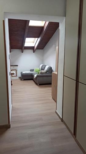 a living room with a couch in a room at Guesthouse Il Nido in Sassari