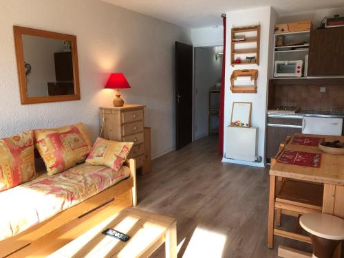 un salon avec un canapé et une table dans l'établissement Studio cosy au pied des pistes, parfait pour famille, avec balcon, proche golf et randonnées - FR-1-515-99, à Corrençon-en-Vercors