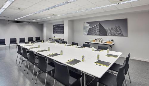 a conference room with a long table and chairs at Sercotel Boulevard Vitoria-Gasteiz in Vitoria-Gasteiz