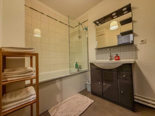 une salle de bain avec un lavabo et une douche dans l'établissement T3 modern avec parking et balcon, à Chartres