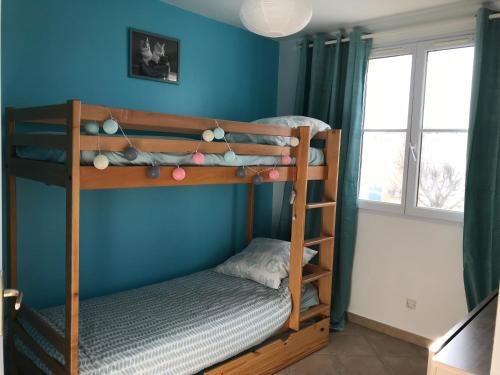 une chambre avec deux lits superposés dans une pièce dans l'établissement Cetanou villa 4 étoiles piscine et climatisation au calme, à La Londe-les-Maures