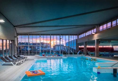 une grande piscine dans un grand bâtiment dans l'établissement Appartement Face à la Mer Les Moussaillons, à Mers-les-Bains