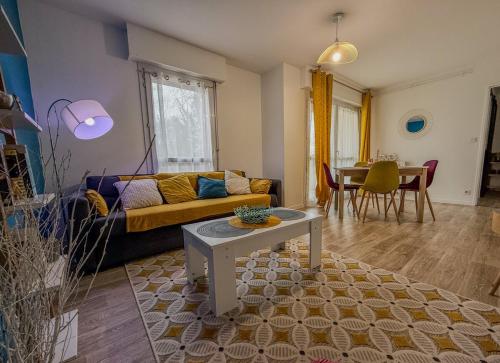 un salon avec un canapé et une table dans l'établissement T3 modern avec parking et balcon, à Chartres