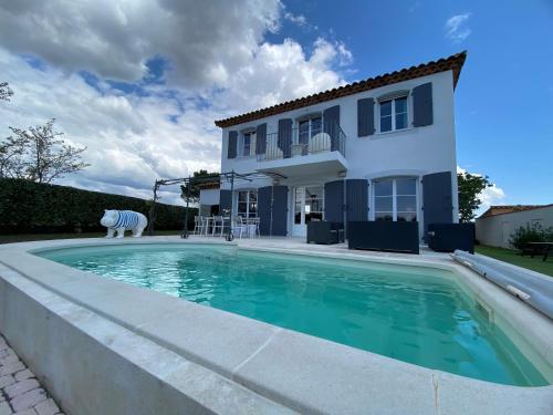 une villa avec piscine devant une maison dans l'établissement Cetanou villa 4 étoiles piscine et climatisation au calme, à La Londe-les-Maures
